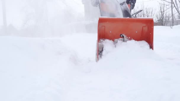 Cubo de soplador de nieve agarra la nieve y la tira a un lado — Vídeo de stock