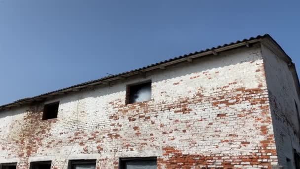 Thick white smoke in the window of an old abandoned building — Stock Video