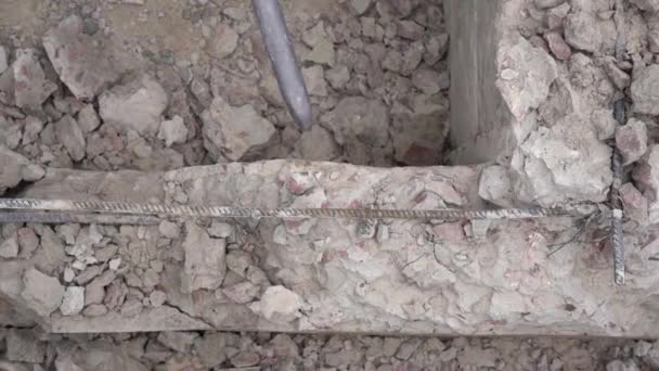 Usando un martillo neumático para romper una pared de hormigón — Vídeos de Stock