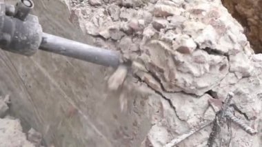 Ağır çekimde betonu matkapla kırmak