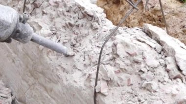 Örnek olarak beton bloğu kullanan bir kaya matkabının hızlandırılmış görüntüleri
