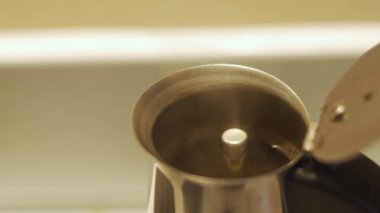 Gayzer kahve makinesi taze kahve hazırlıyor.