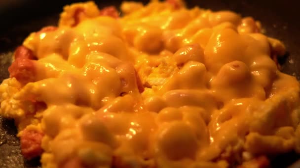 Acabado huevos revueltos con queso derretido primer plano cocinado en una sartén — Vídeos de Stock