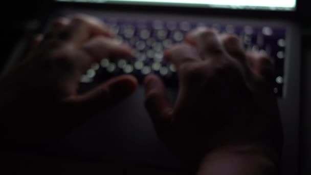 手が夜にキーボードに入力されています,飲酒の影響 — ストック動画