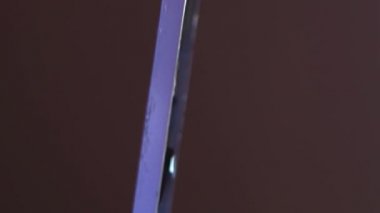 Kiev, Ukrayna - 15 Haziran 2021: Parçalanmış elma iPhone 5 vakası ve yakın çekim bataryası