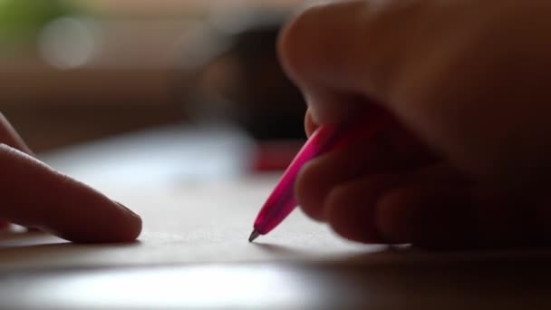 Mano scrive qualcosa con una penna su un foglio bianco da vicino — Video Stock