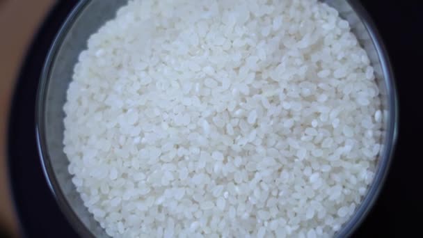 Bílá leštěná rýže rotující ve skleněné misce zblízka — Stock video