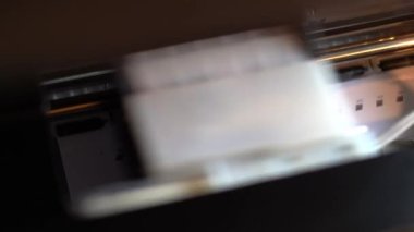 Yazıcı beyaz kağıda birçok soru işareti yazdırır