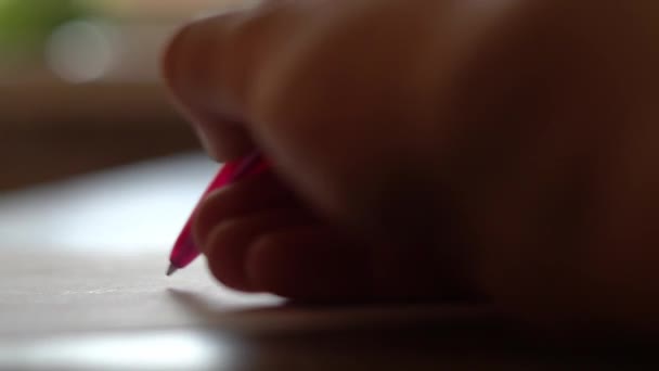 Hand schrijft iets met een pen op een wit laken close-up — Stockvideo