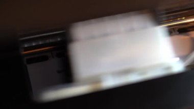 Yazıcı sözcüğü beyaz kağıda yazdırır