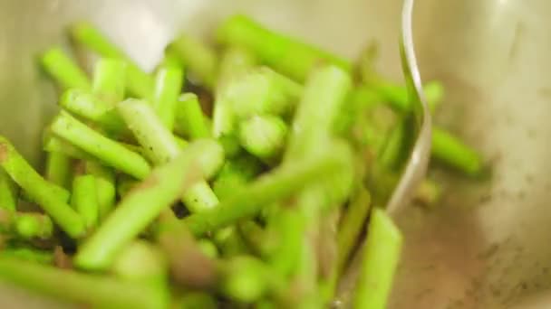 Zöld spárga keverése fűszerekkel főzés előtt — Stock videók