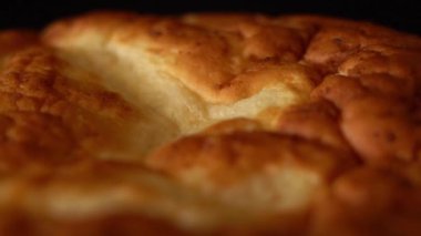 Beyaz ekmek tortilla yakından dönüyor.