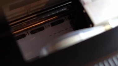 Yazıcı, doğa kelimesini beyaz bir sayfa kağıda yazar.