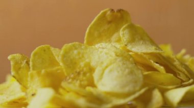 Patates cipsi yakından dönüyor.