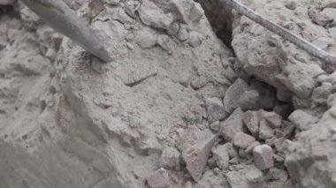 Eski bir beton levhayı kaya matkabıyla parçalamak.