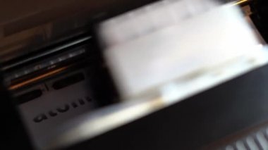 Matbaa arabası atom savaşı kelimelerini basıyor.