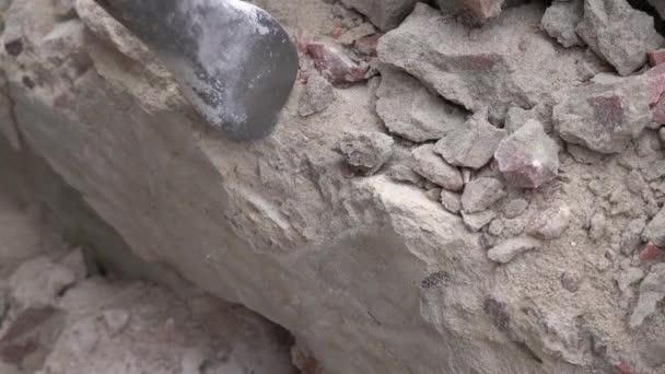 Rivning av en gammal betongplatta med en borrhammare — Stockvideo