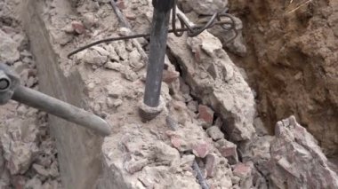 Eski bir beton levhayı kaya matkabıyla parçalamak.