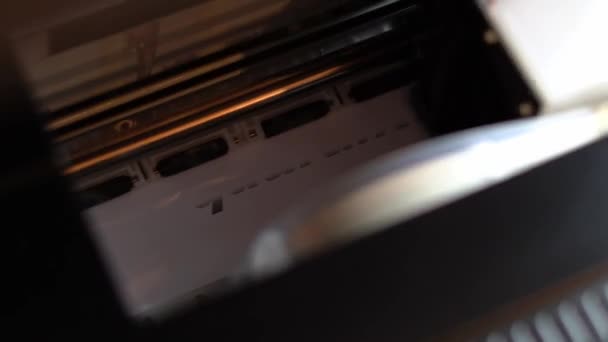 La impresora imprime la palabra cuarentena — Vídeos de Stock