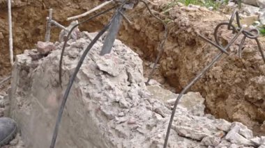 Beton duvarı delmek için kaya matkabı kullanmak.