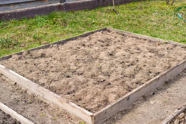 プロパティを維持し 土壌を受精し 雑草を制御するためにベッドのマルチなどの園芸分野で流行の技術 天然資源のリサイクル — ストック写真