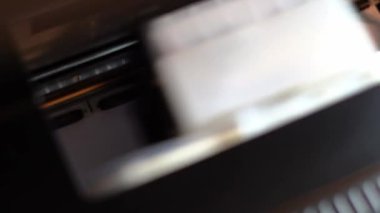 Yazıcı ekoloji kelimesini beyaz bir sayfa kağıda basıyor.