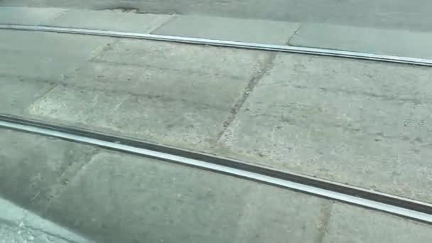 Вид на трамвайные рельсы в движении — стоковое видео