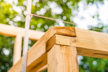 Ahşap bir yapının köşe bağlantısı