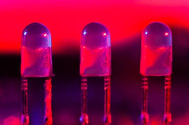 Yuvarlak LED 'ler parlak kırmızı arka plan, makro fotoğrafçılık