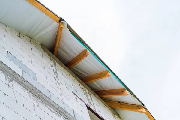 Voladizo Dos Aguas Del Techo Una Casa Privada Durante Construcción — Foto de Stock