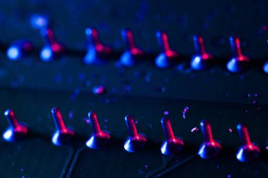 Makro fotoğrafçılıktaki elektronik devre kartının ters tarafı.