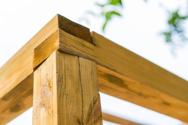 Kereste kirişlerinin köşesi. Büyük kirişlerden yapılmış ahşap çerçeve