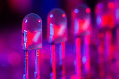 Makro fotoğrafçılıkta kırmızı ve mavi tonlarda LED 'ler