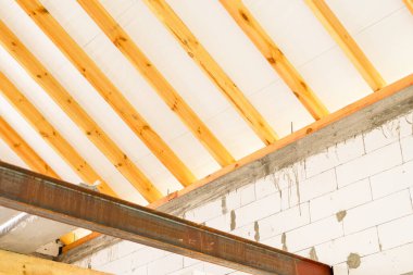 Çatının iç kısmı ahşap çerçeveli.