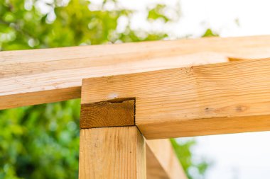 Kereste kirişlerinin köşesi. Büyük kirişlerden yapılmış ahşap çerçeve