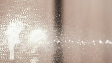 Ev aynasını köpükle ıslatıyorum, yakın plan.