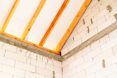 Bitmemiş bir evin çatısının ahşap kaplaması.