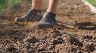 Gün doğumunda sebze bahçesi yatağını kürekle yavaş çekimde kazmak. Yüksek kaliteli FullHD görüntüler