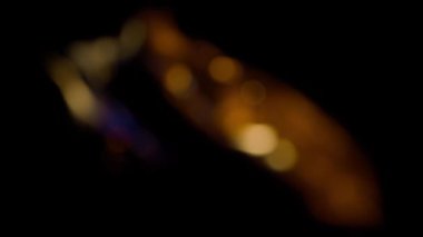 Karanlıkta ateşin bulanık arkaplanı. Arka plandaki şömine bulanık. Yüksek kaliteli FullHD görüntüler