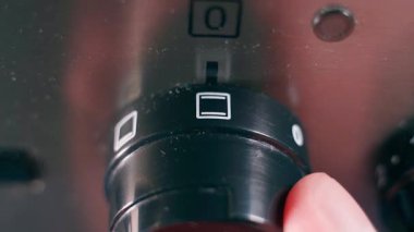 Fırın çalışma modu değiştiriliyor, yakın plan. Yüksek kalite 4k görüntü