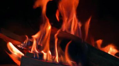 Şöminede yangın var, yavaş çekimde yakın çekim. Yüksek kaliteli FullHD görüntüler