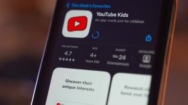 Kyiv, Ukrayna - 1 Aralık 2025: youtube çocuklarının uygulamalarını apstore 'dan telefona indirip ilk defa yakın plan olarak piyasaya sürüyorum. Yüksek kalite 4k görüntü