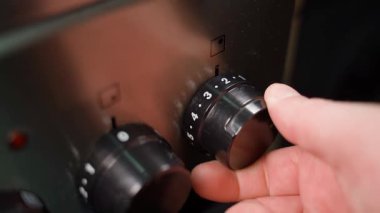 Elektrikli ocağın gücünü seçmek, yakın plan. Yüksek kalite 4k görüntü