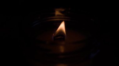 Karanlığın içinde mum yanıyor. Yüksek kaliteli FullHD görüntüler