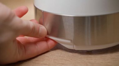 Ekmek kızartma makinesini temizlemek için kırıntı tepsisini kaldırıyorum. Yüksek kaliteli FullHD görüntüler