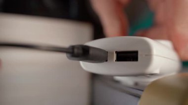 Priz için USB kablosunu bir adaptöre yerleştirip yerleştiriyorum, yakın plan. Yüksek kalite 4k görüntü