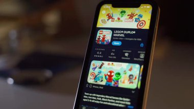 Kyiv, Ukrayna - 1 Aralık 2025: Lego duplo marvel uygulamasını indirip açıyorum. Yüksek kalite 4k görüntü