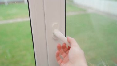 Eller havalandırma için pencereyi açar, yakın plan. Oda havalandırması. Yüksek kalite 4k görüntü