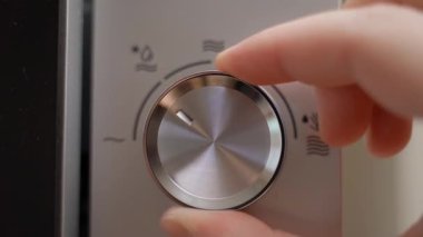 Mikrodalga güç seçimi, yakın plan. Güç regülatörü. Yüksek kalite 4k görüntü