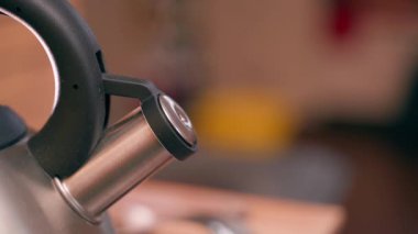 Çaydanlık kaynıyor ve buhar fışkırıyor. Çaydanlık düdüğü, yakın plan. Yüksek kalite 4k görüntü